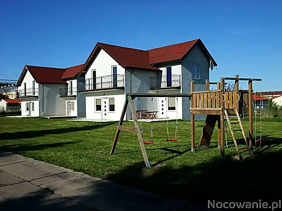 Haus 1 Außenansicht mit Spielbereich