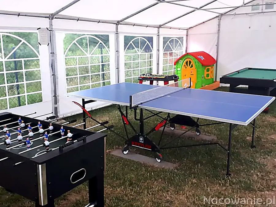 Spielzelt mit Tischtennis und Kicker
