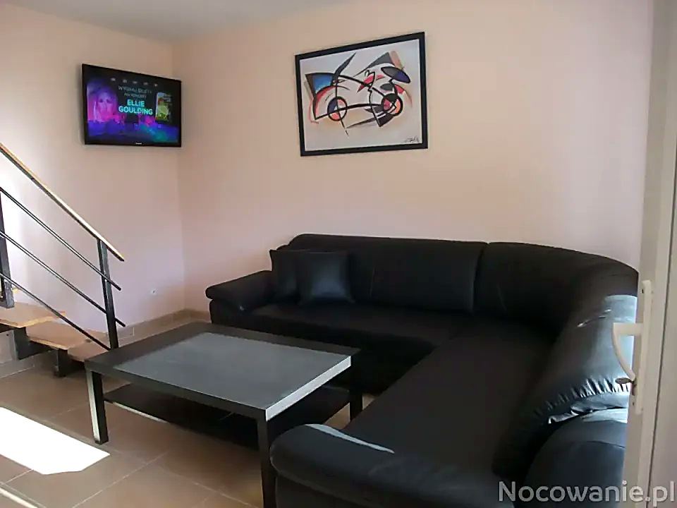 Wohnbereich mit Sofa und TV